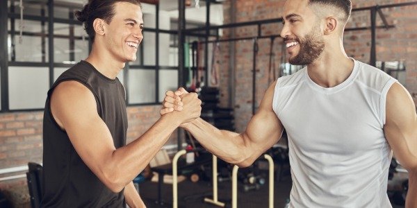 Tək Başına Məşq Etmək yoxsa Qrupla? Hansı Sizin Motivasiyanıza Daha Yaxşı Təsir Edir?